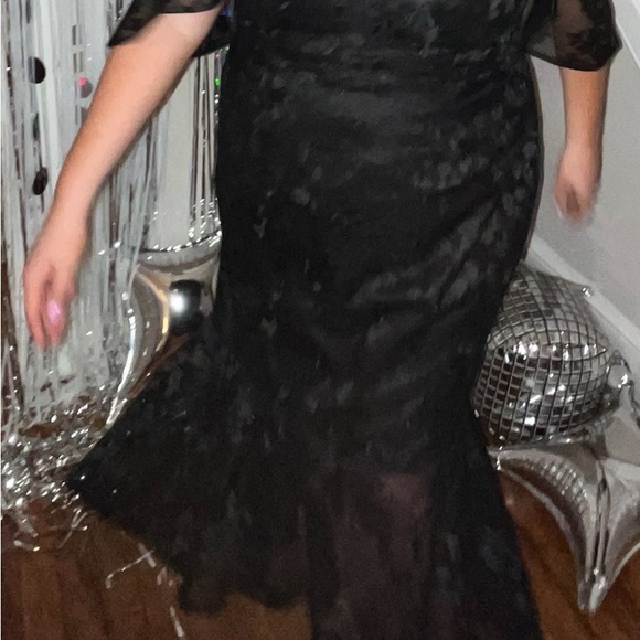 Elegant Black Floral Lace Dress - Picture 4 of 4